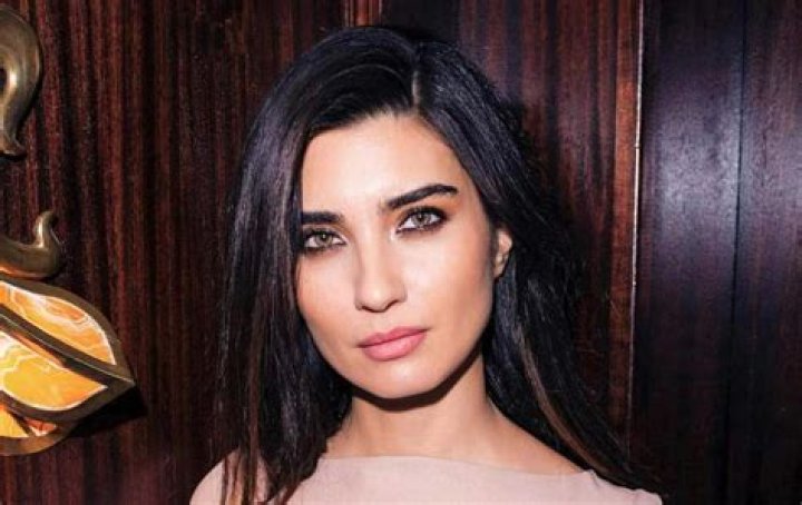 Tuba Büyüküstün Wiki, Biographie, Age, Taille, Mariage, Contact & Informations